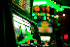 Pemain sedang bermain di meja blackjack live dengan dealer profesional di studio bintang slot